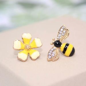 🌻Earring set brand new flower and bee